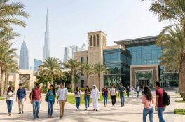 Студенты на фоне современного кампуса и Бурдж-Халифа — обзор ТОП-5 частных университетов Дубая для иностранных абитуриентов.